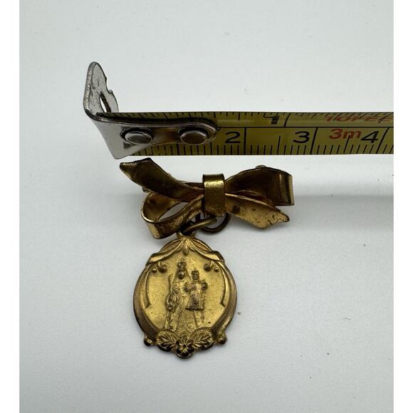 2 1/2” VTG Unsigned Gold Bow Ribbon Pendant Brooch Pin Mary Jesus Prayer Jewelry - Picture 6 of 7